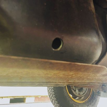 Coches perforados, la nueva obsesión de los ladrones: el insólito método para robar combustible debido a su alto precio