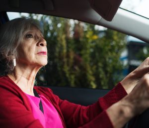 señora mayor conduciendo