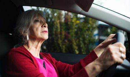 señora mayor conduciendo