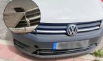 He visto un coche aparcado con esta pieza colgando: ¿para qué sirve esta tapa casi invisible? Su función puede salvar en una emergencia
