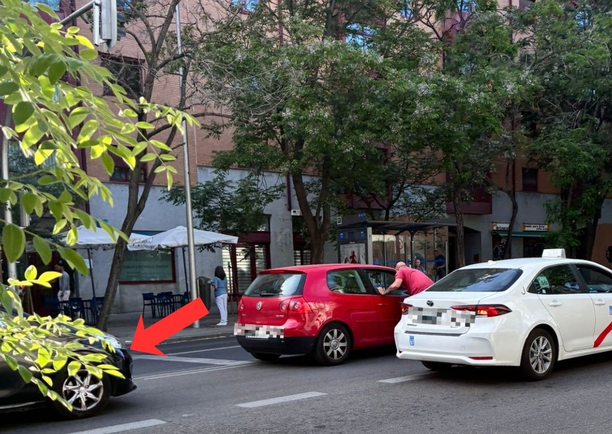 taxi detiene el tráfico