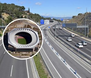 Varios coches en una autovía y el estadio de La Cartuja en fotomontaje.
