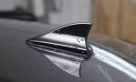 ¿Por qué algunos coches tienen en el techo una aleta de tiburón y otros no?: esta es su función y probablemente la desconocías