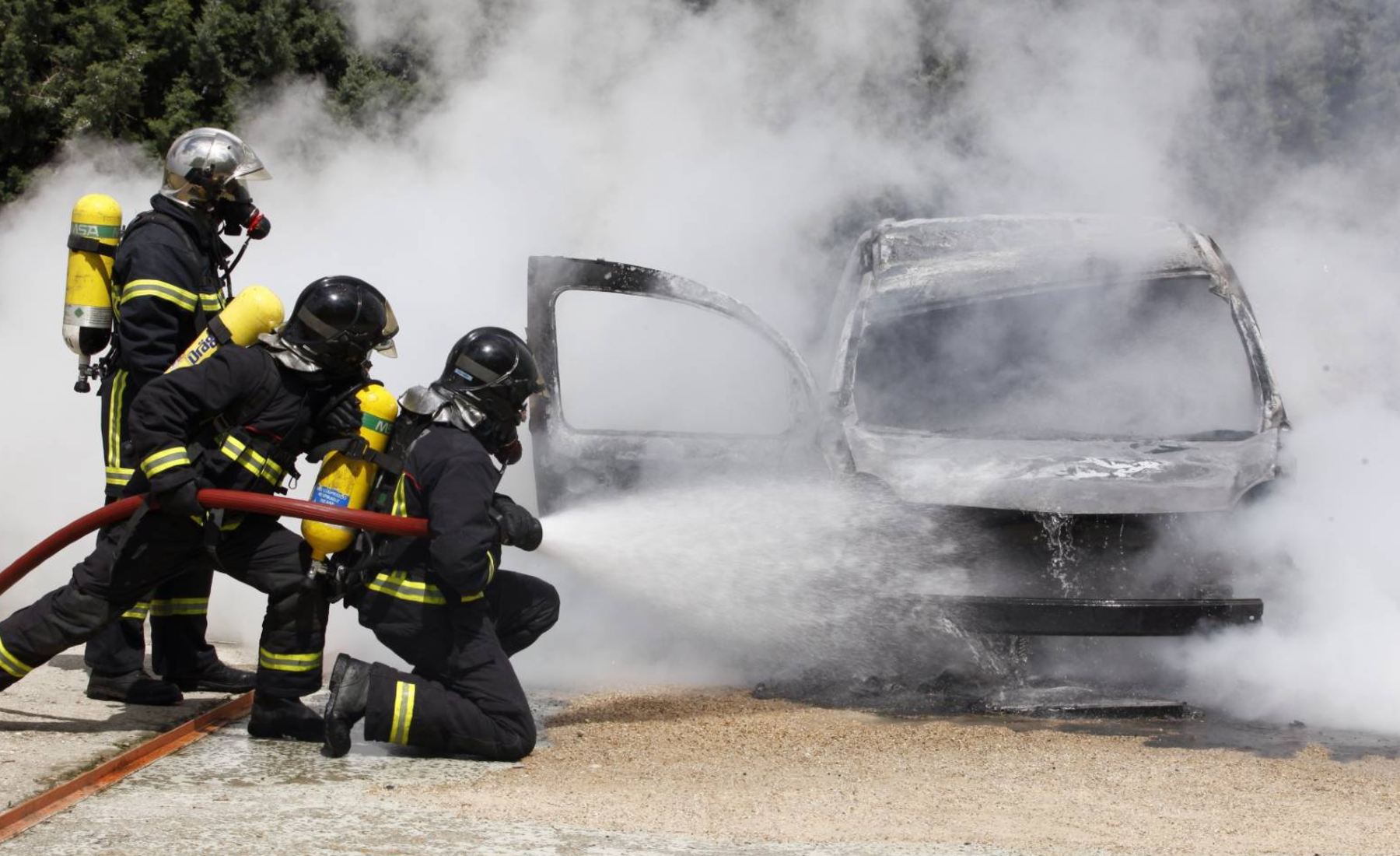Los bomberos apagan el incendio de un coche