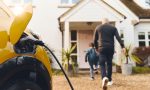 Cargar el coche eléctrico en casa: ¿cuánto cuesta en España y a qué hora es más barato hacerlo?