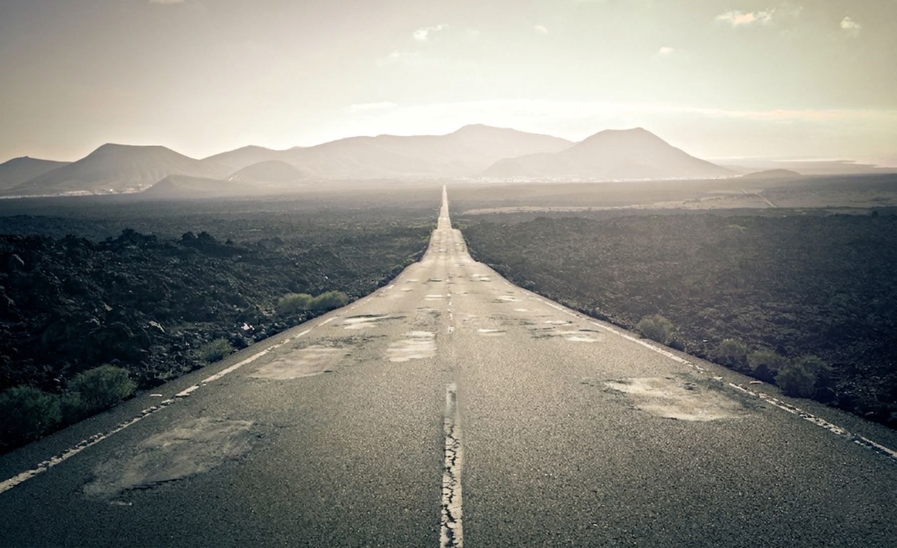 Carretera con líneas desgastadas