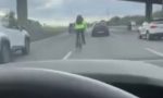 Se cuela con una bicicleta en una autopista de Barcelona y circula con total tranquilidad: la escena que indigna en redes sociales