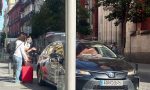 ¿Me pueden multar por detenerme en la mitad de la calle para recoger o dejar a un acompañante?