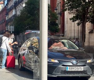 Coche Cabify recogiendo pasajeros