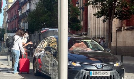 Coche Cabify recogiendo pasajeros