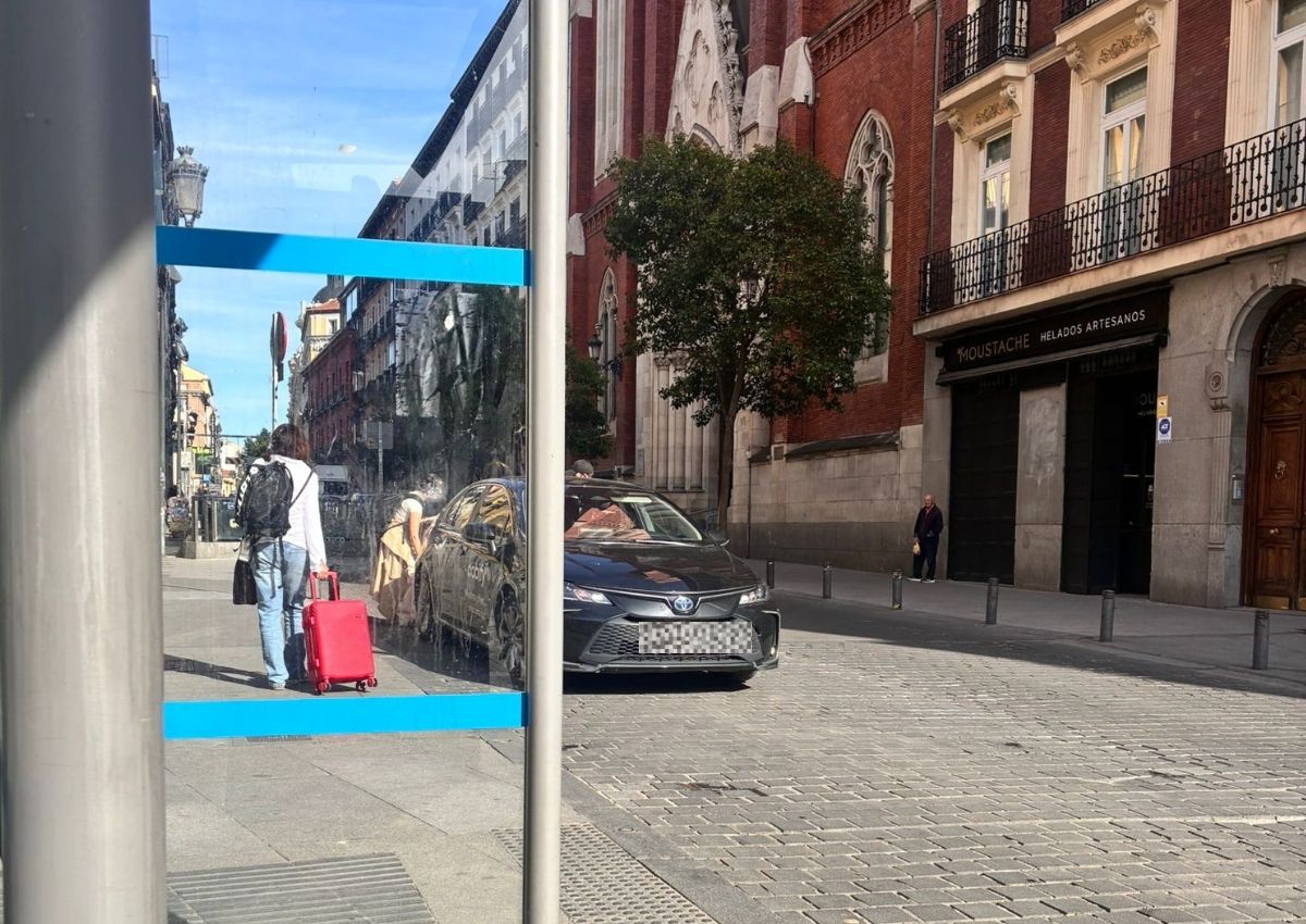 Coche Cabify recogiendo pasajeros en Madrid.