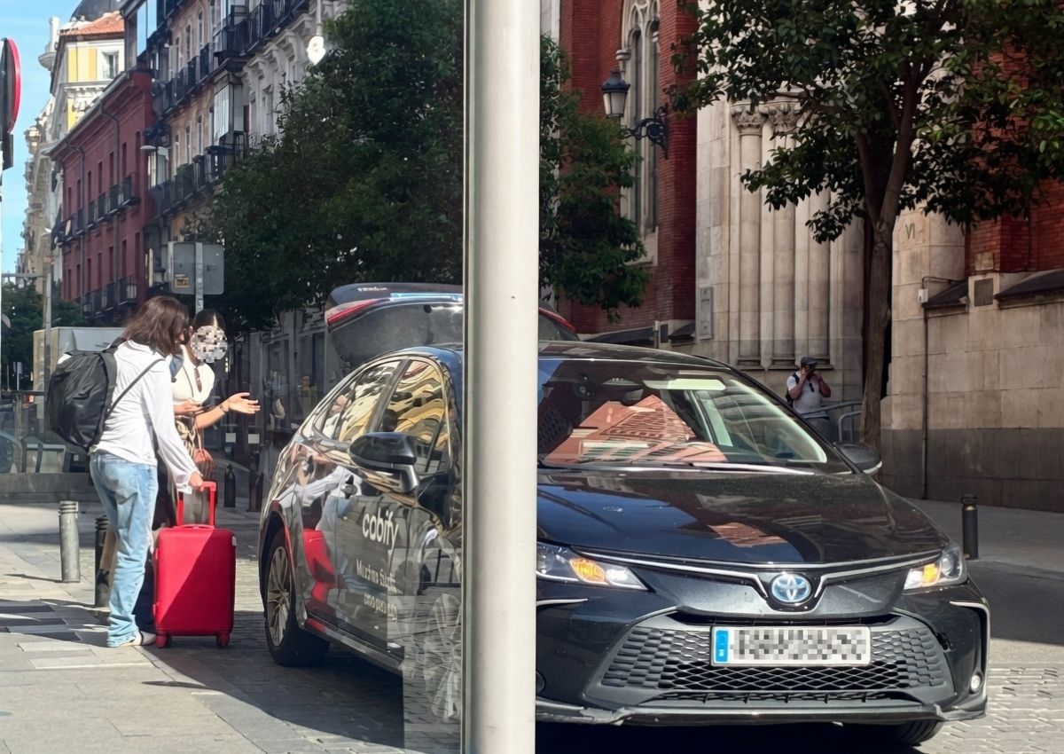 Coche Cabify recogiendo pasajeros