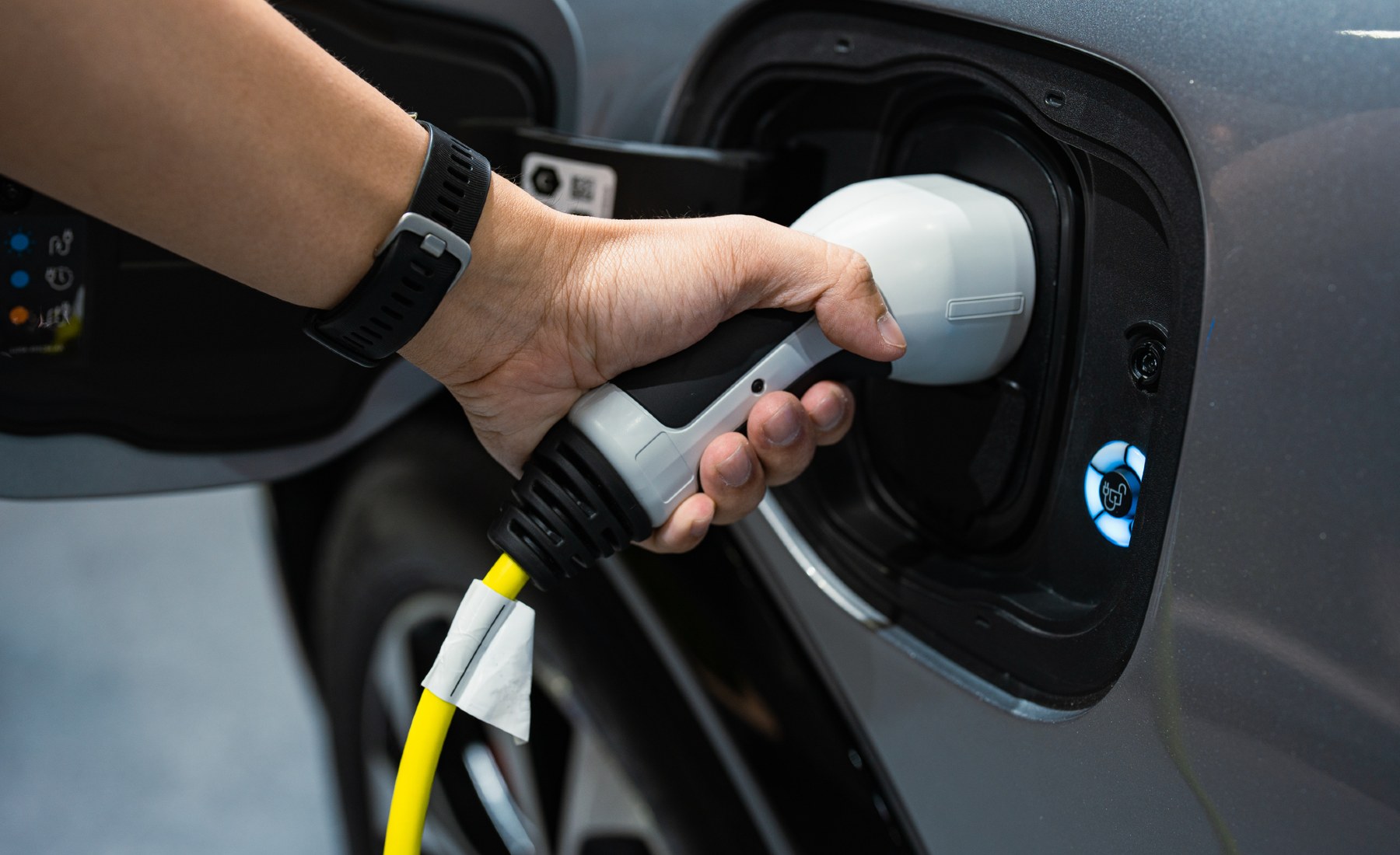 Conectando el cable de carga al coche eléctrico