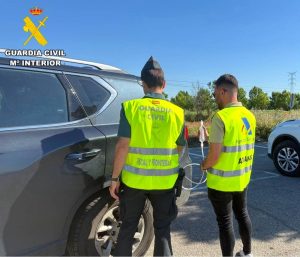 Guardia Civil extrayendo combustible