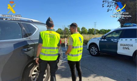 Guardia Civil extrayendo combustible
