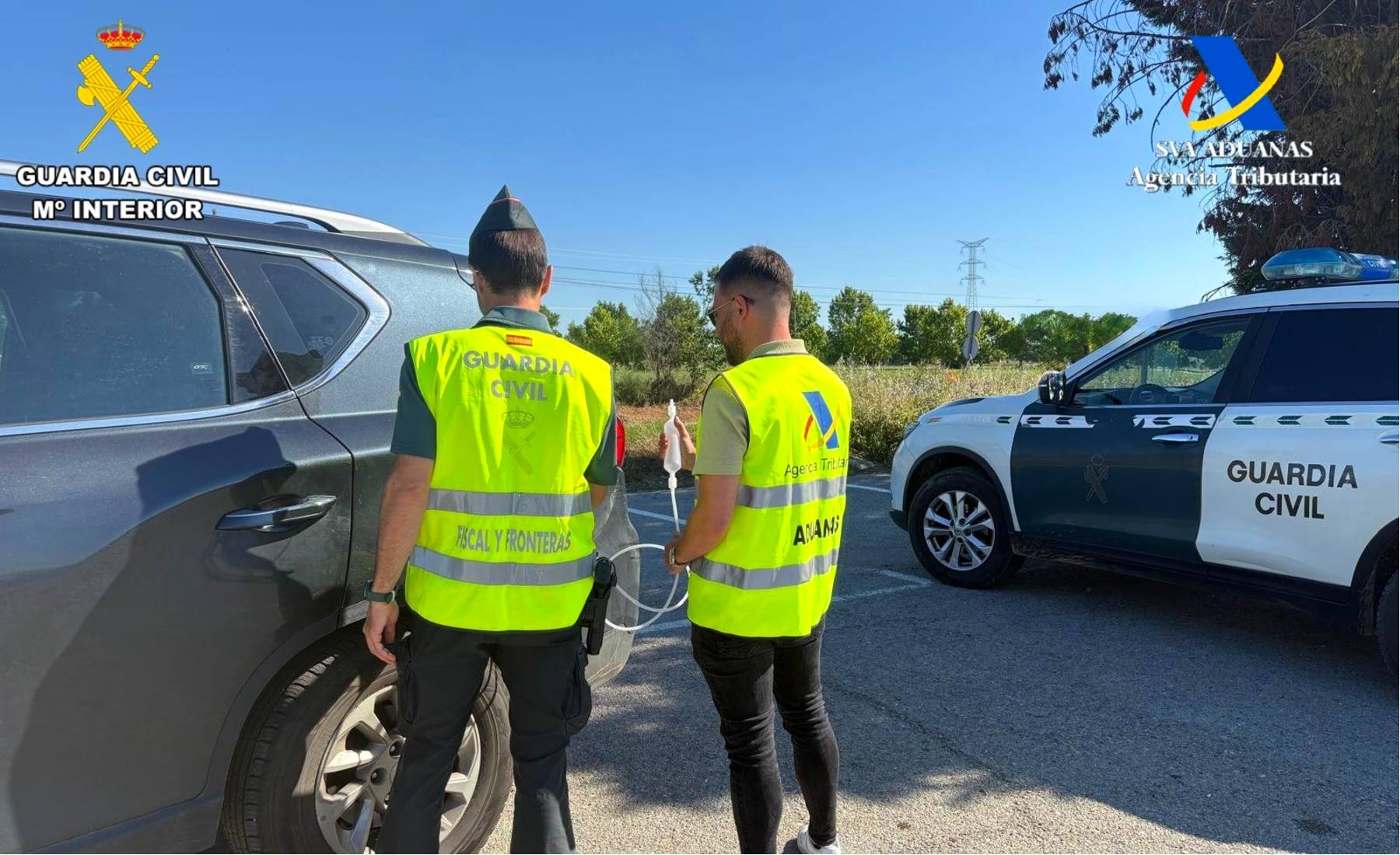 Guardia Civil extrayendo combustible