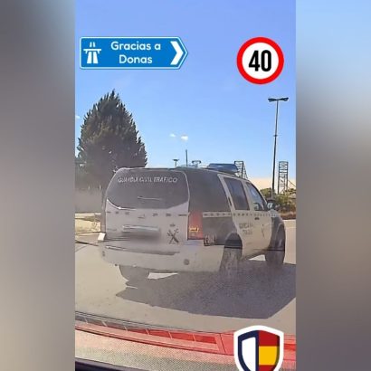 Un coche de la Guardia Civil de Tráfico sale así de una rotonda y enfurece a los usuarios: este es el vídeo del que todo el mundo habla