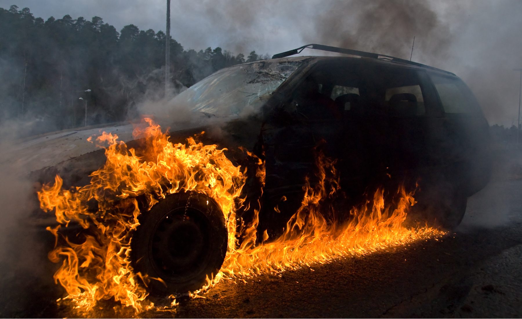 Incendio de coche por culpa de un neumático