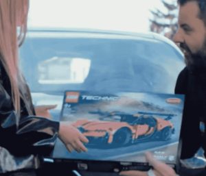 La sorprendente entrega de un Bugatti de LEGO.