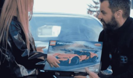 La sorprendente entrega de un Bugatti de LEGO.