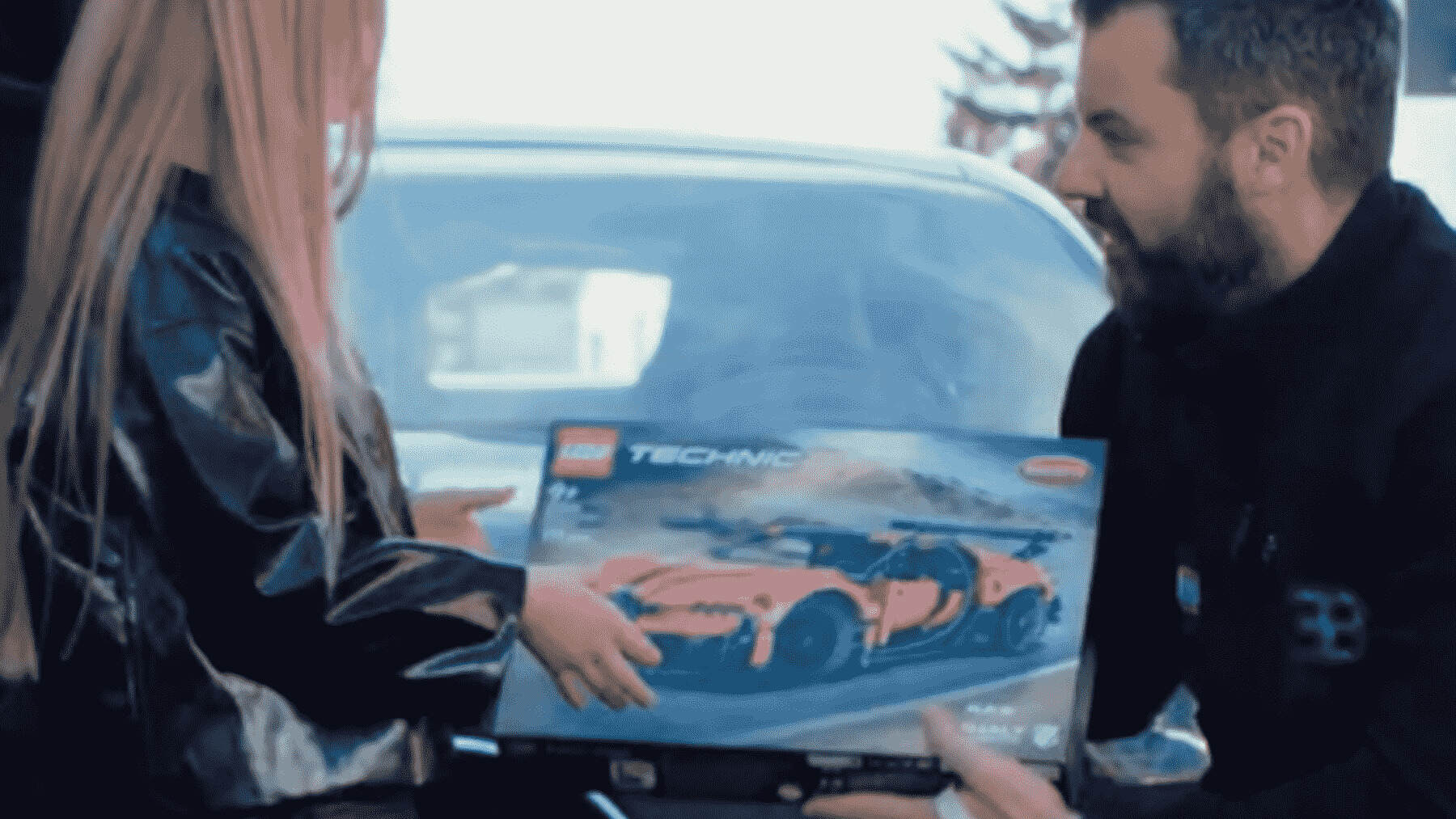 La sorprendente entrega de un Bugatti de LEGO.