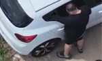 Cogía objetos del interior de los coches sin saber que un dron de la policía lo grababa: así era su técnica para robar en minutos