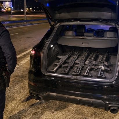 No eran drogas ni cuchillos: la policía alucina al encontrar dos sacos con armas de guerra en el maletero de un Porsche en la AP-7