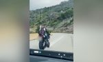 Estos motoristas adelantaron así en la costa del Garraf sin saber que les estaban grabando: la multa con pérdida de puntos a la que se enfrentan