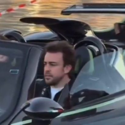 Fernando Alonso continúa en su línea de pasear con cochazos: ¿cuál ha sido el último y por qué es tan especial?