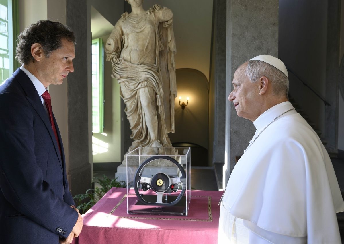Papa León XIV Ferrari Luce