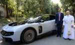 Ni el papa León XIV se ha resistido a conocer el nuevo Ferrari Luce y, además, se ha llevado una pieza muy especial del coche