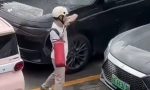 Quería cargar su coche eléctrico y vio que otro estaba aparcado con el cable desconectado: cogió un extintor y acabó perdiendo los nervios