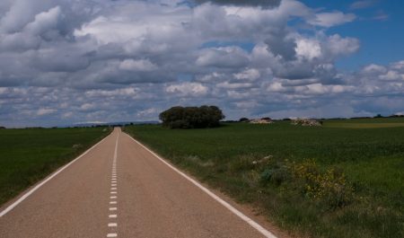 Esta es la carretera con la recta más larga de España: un desafío tan monótono como engañoso