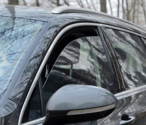 Ventanilla coche entreabierta