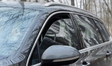 Ventanilla coche entreabierta