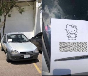 cartel hello kitty coche