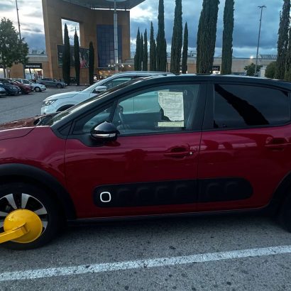 Un coche aparece bloqueado en un centro comercial en Madrid: cuándo pueden inmovilizarte el vehículo