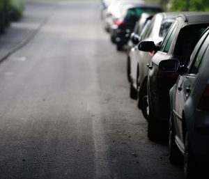 coches aparcados en línea