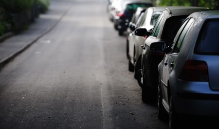 coches aparcados en línea