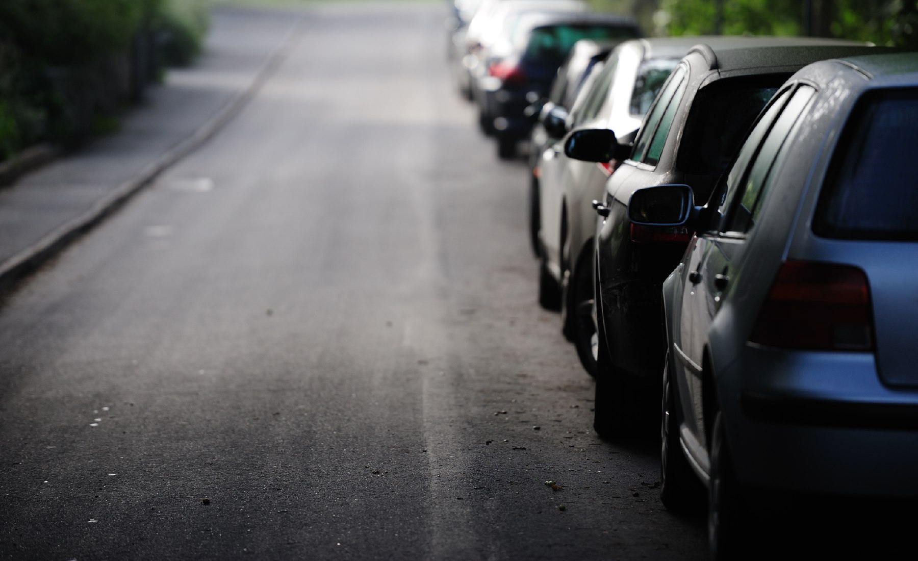 coches aparcados en línea