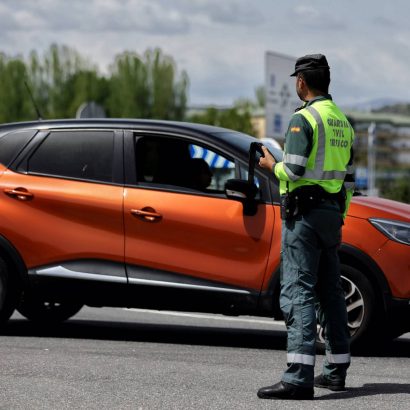 La trampa invisible del coche: estos objetos 'normales' pueden acabar en multa si te para la Guardia Civil