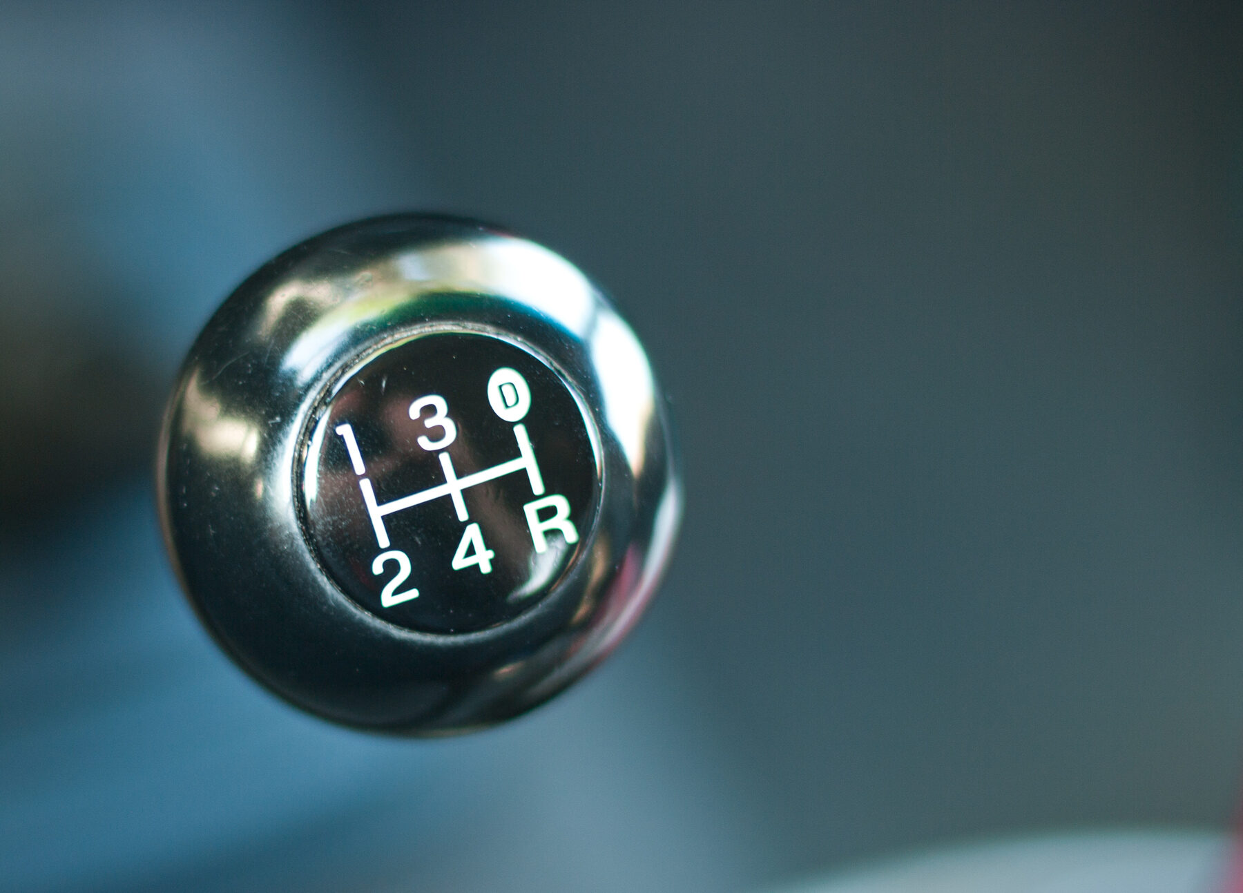 Qué significa la letra D en coches con transmisión manual: qué indica y por qué genera tanta confusión
