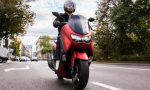 Así debes usar los frenos en moto: la regla clave que mejora tu seguridad