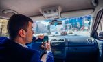Las multas de la DGT por usar el móvil en el coche: ¿también sanciona en los semáforos y los atascos?