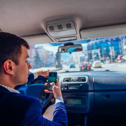 Las multas de la DGT por usar el móvil en el coche: ¿también sanciona en los semáforos y los atascos?