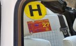 Algunos conductores la llevan, pero pocos saben qué significa esta pegatina amarilla