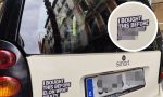 La pegatina que causa furor en Estados Unidos ya se ve en los coches en España y tiene un polémico mensaje
