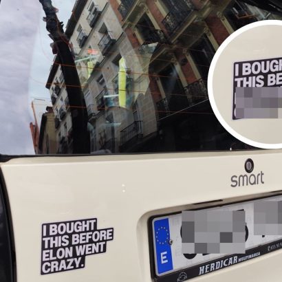La pegatina que causa furor en Estados Unidos ya se ve en los coches en España y tiene un polémico mensaje