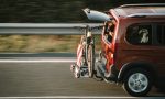 ¿Llevas bicicletas en el coche? Esto es todo lo que hay que revisar antes de salir a la carretera