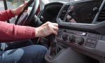 Dos fallos inconscientes al conducir que destrozan el coche: uno es dejar la mano sobre la palanca de cambios y el otro es igual de grave o peor